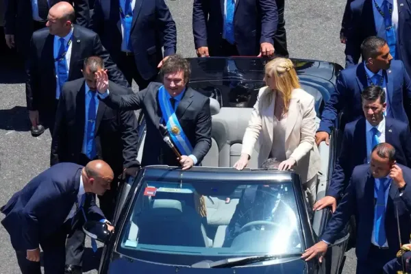 Quiénes son los custodios de Karina y Javier Milei que los acompañaron en el momento del botellazo