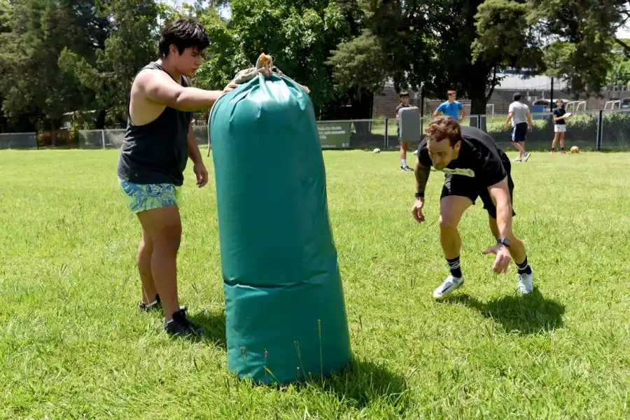 TACKLE. Nicolás Sánchez entrena a pesar del calor. 