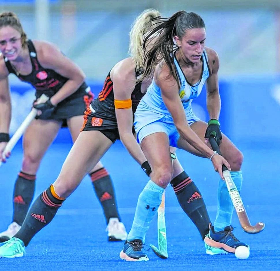 CONTRA VIENTO Y MAREA. Pilar Campoy, una de las delanteras de las Leonas, intenta controlar la bocha ante la intensa presión neerlandesa. La ofensiva argentina no tuvo fluidez en la tarde de Santiago.  Confederación Argentina de Hockey