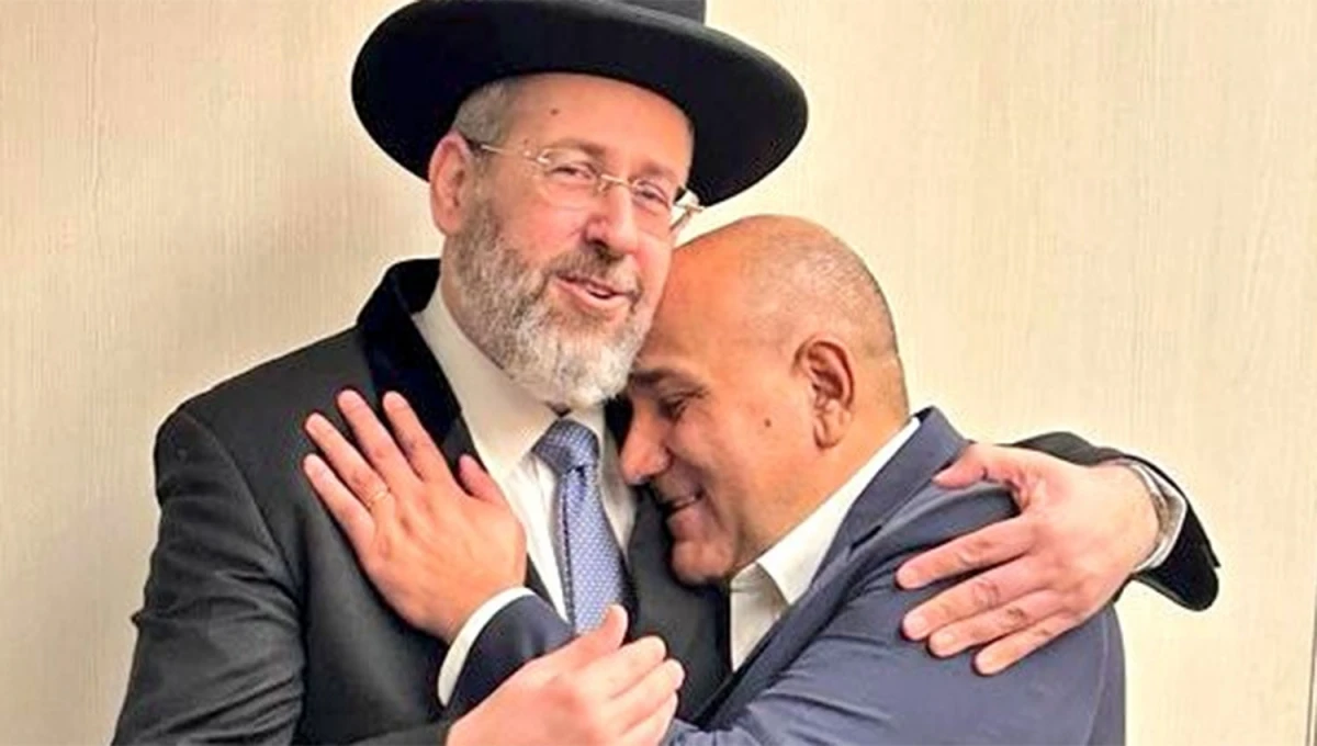 EN TEL AVIV. El ex gobernador y actual senador, Juan Manzur, junto al rabino de Israel y presidente del Superior Tribunal Rabínico, David Baruch Lau.