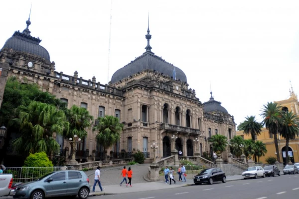 Fin de semana largo para los estatales: Jaldo paga el aguinaldo y anuncia asueto para el viernes 22