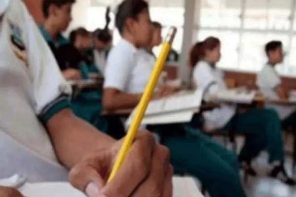Ley ómnibus: examen al final de la secundaria y universidad arancelada para extranjeros no residentes