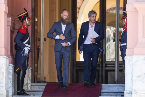 Medidas de shock: recorte de gastos, el dólar oficial se va a $800 y suben las tarifas