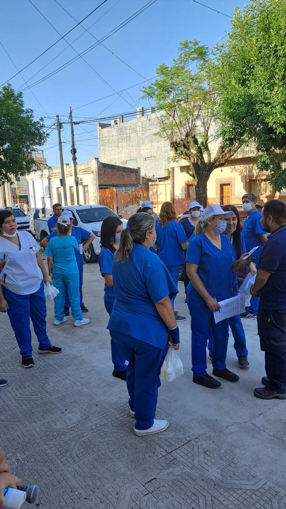 CONTROL FOCAL. En el barrio El Bosque, donde vive el paciente, hicieron tareas de descacharreo, fumigación y búsqueda de personas con síntomas. twitter@hfabianopaez