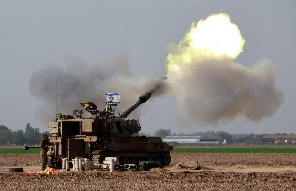SIN PAZ. Desde el sur de Israel se puede ver a una unidad de artillería israelí cerca de la frontera con Gaza.  reuters (archivo)