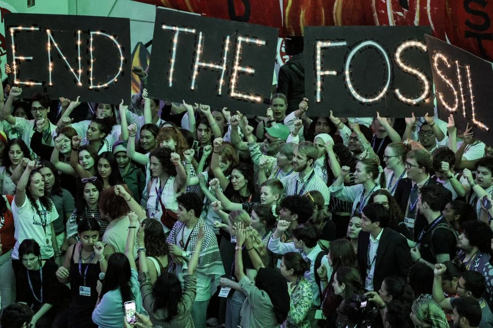 JÓVENES AL FRENTE. Activistas convocaron a una protesta para concientizar sobre el daño que causa el uso de combustibles fósiles al planeta.  afp