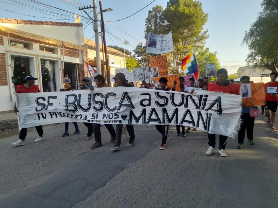RECLAMO. Los allegados de Sonia realizaron 11 marchas en Amaicha del Valle desde su desaparición.