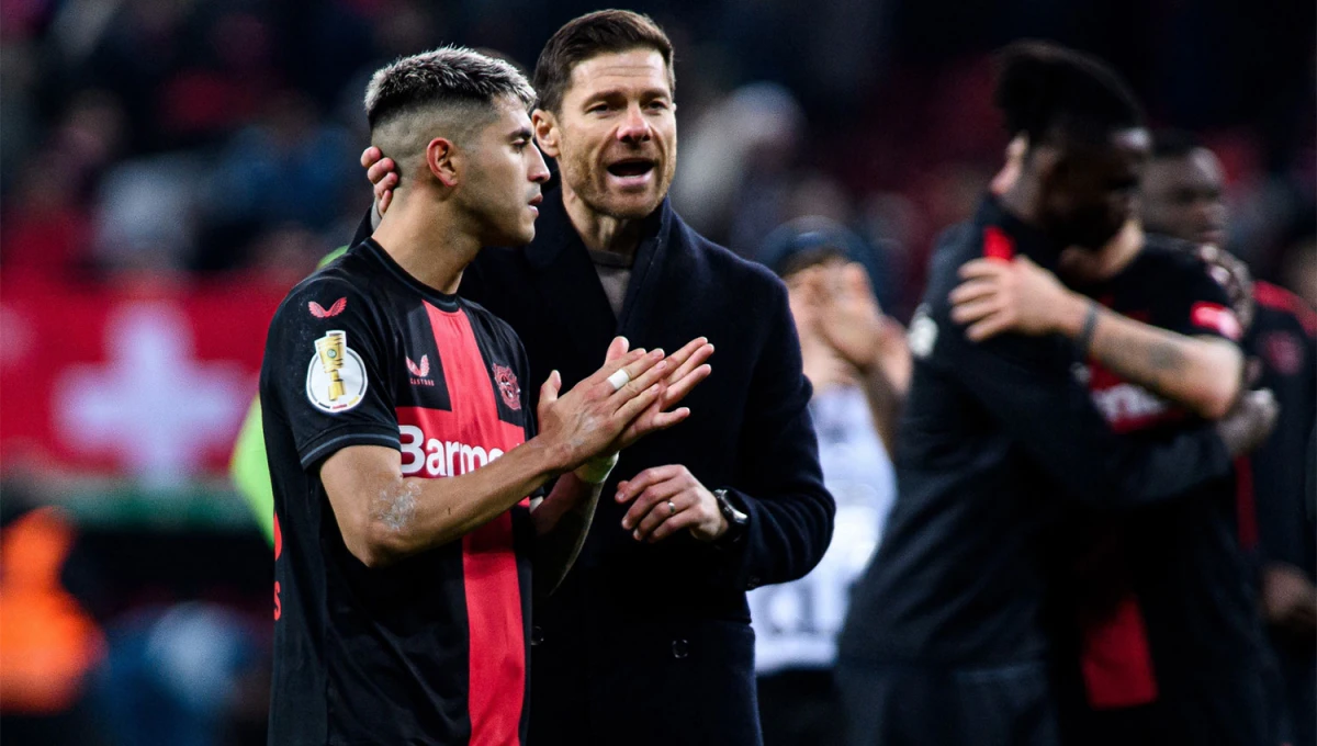 EN TODOS LOS FRENTES. El tucumano Palacios es saludado por Xabi Alonso, el DT de Leverkusen, el equipo alemán que lidera la Bundesliga y ya clasificó a la siguiente fase de la Europa League.