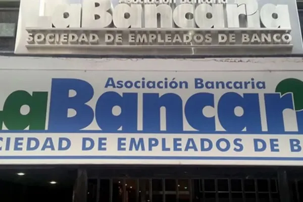Los bancarios acordaron una mejora salarial y el sueldo inicial será de casi $700.000