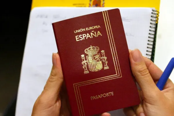 Ciudadanía española: la lista definitiva de los 11 apellidos que pueden tramitarla más rápido