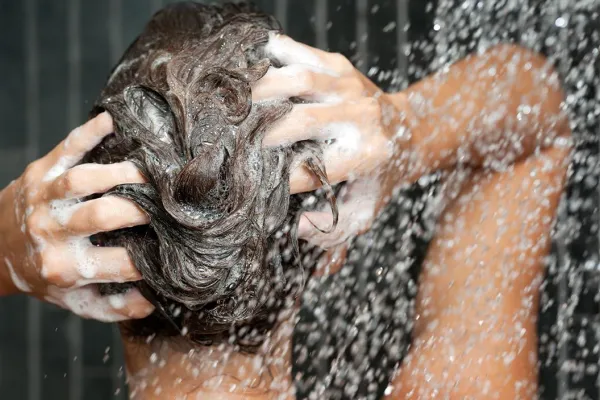 Cuántas veces por semana conviene lavarse el pelo para que crezca