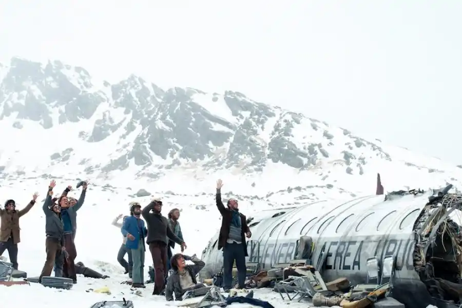 “LA SOCIEDAD DE LA NIEVE”. La tragedia y milagro de los Andes, en una versión dirigida por J.A. Bayona.