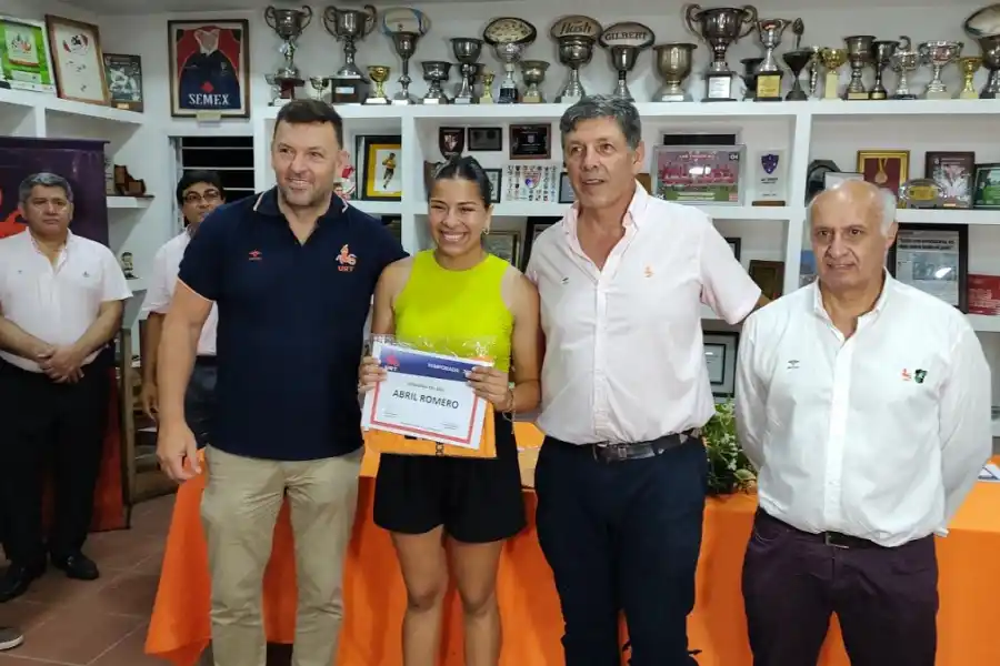 HONOR. Abril Romero, de Cardenales, fue elegida como la Mejor Jugadora del Año.