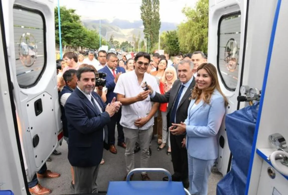 Jaldo entregó dos ambulancias de alta complejidad en Tafí del Valle
