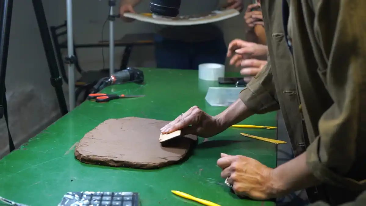 Nació en Buenos Aires, pero se mudó a la Quebrada de Humahuaca y ahora cuenta historias con arcilla fresca