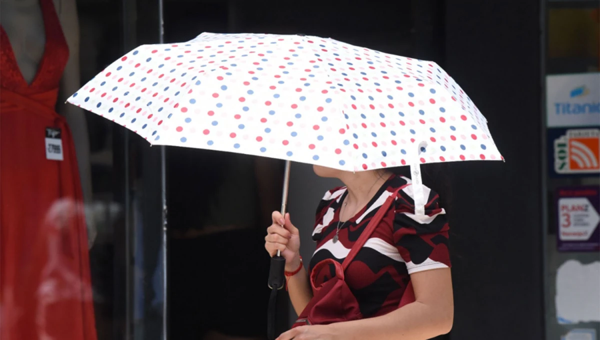 MULTIUSO. El paraguas seguirá siendo la herramienta de las tucumanas que buscan escapar del sol y protegerse de las lluvias.