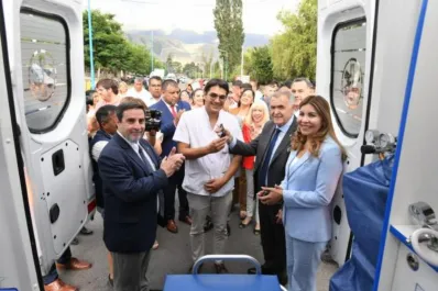 Jaldo entregó dos ambulancias de alta complejidad en Tafí del Valle