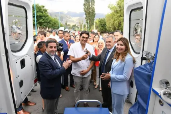 Jaldo entregó dos ambulancias de alta complejidad en Tafí del Valle