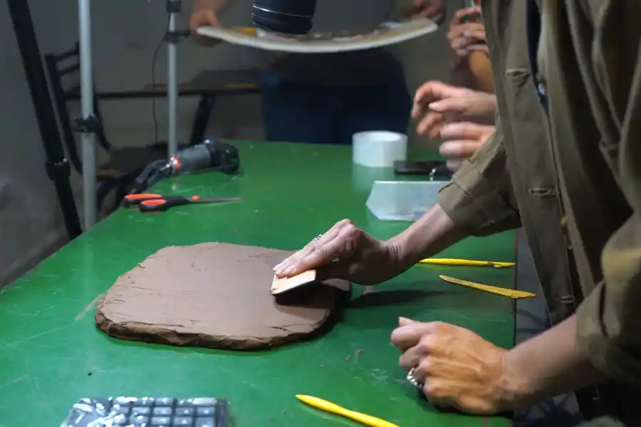 Nació en Buenos Aires, pero se mudó a la Quebrada de Humahuaca y ahora cuenta historias con arcilla fresca