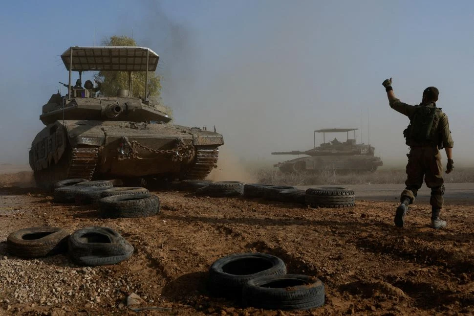 POR EL SUR. Decenas de tanques israelíes entraron a la Franja de Gaza. reuters (archivo)
