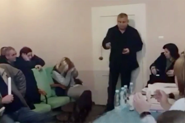 Un diputado tiró granadas en un ayuntamiento de Ucrania