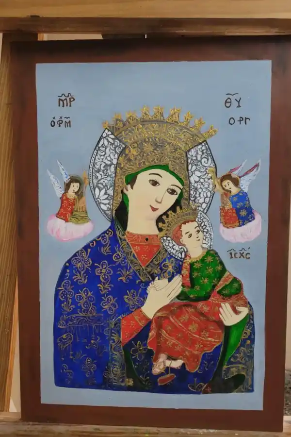 IMÁGENES. Los cuadros representan a San Expedito, a la Virgen y a los ángeles arcabuceros.