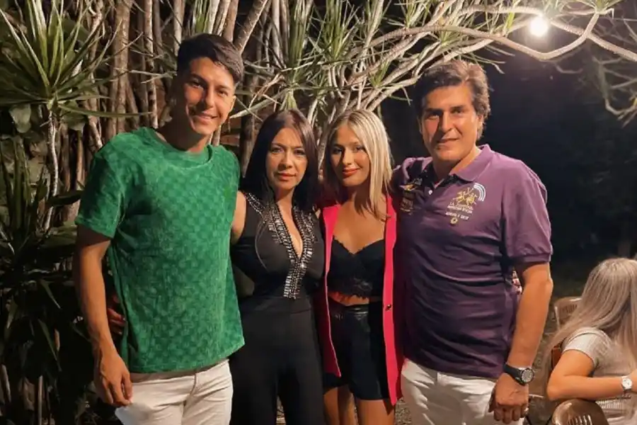 LO MÁS PRECIADO QUE TIENE. Romero posa junto a su hermana y sus papás. 