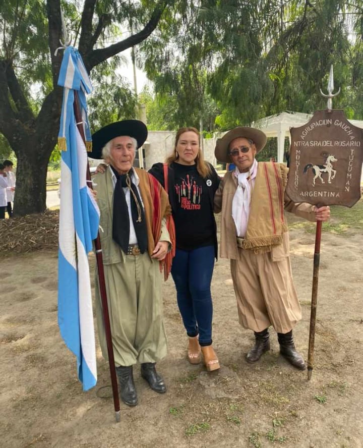 CON LA BANDERA. Don “Cheché” en el acto del 7 de octubre.