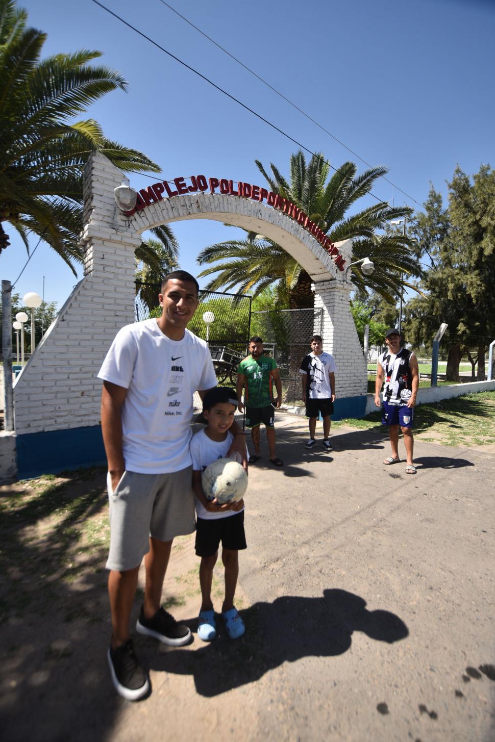 SU LUGAR EN EL MUNDO. Nicolás Romero en la entrada del polideportivo de Chumbicha, su pueblo natal.