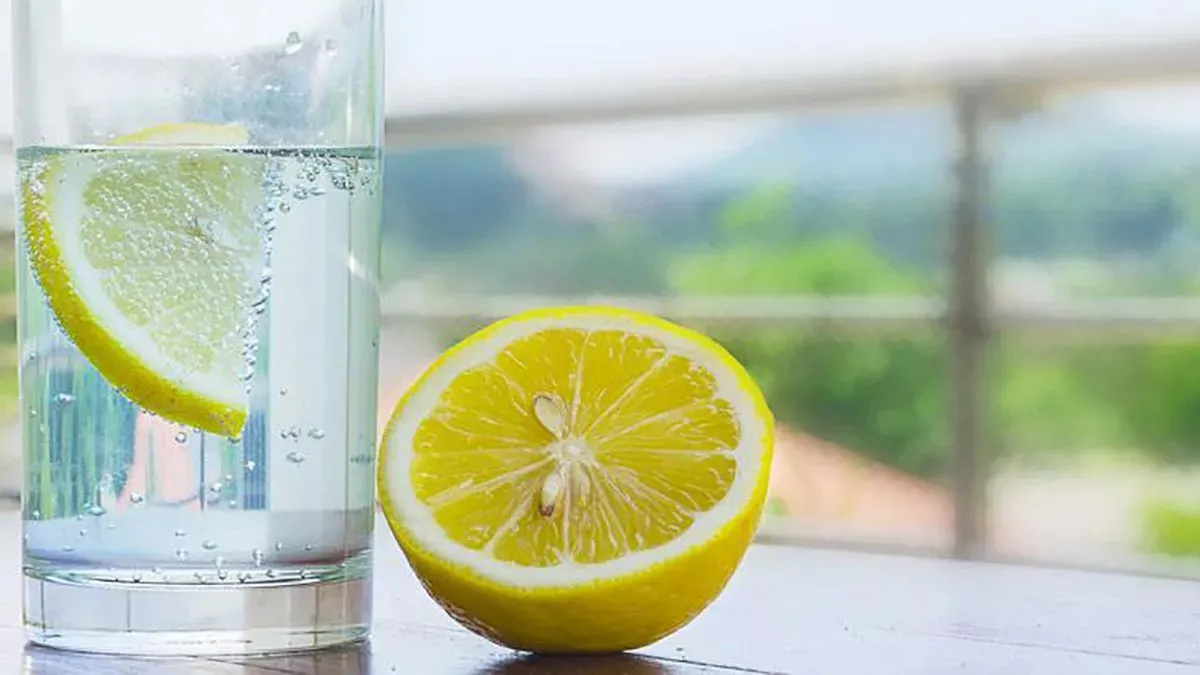 Agua con limón para bajar de peso: cuál es el mejor momento del día donde se recomienda consumirla.