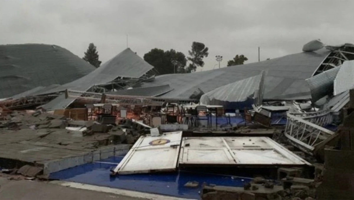 COLAPSÓ. El techo del estadio de Bahiense del Norte se derrumbó debido al temporal. 