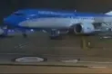 Fuerte temporal en Buenos Aires: el intenso viento movió a un avión en Aeroparque y provocó destrozos en la pista