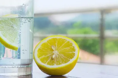Agua con limón para bajar de peso: cuál es el mejor momento del día para consumirla
