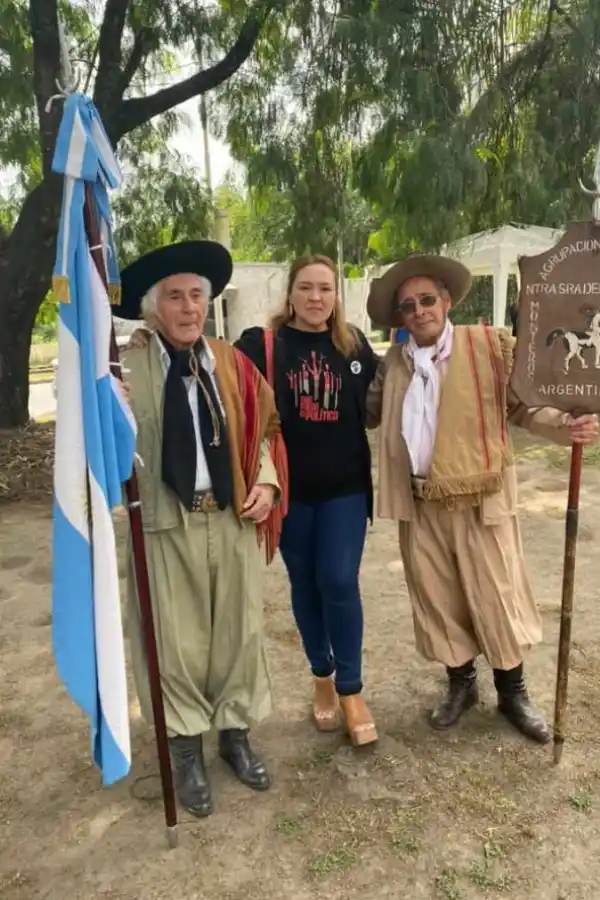 CON LA BANDERA. Don “Cheché” en el acto del 7 de octubre.