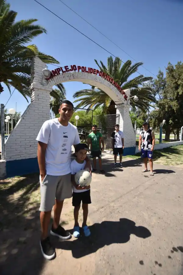 SU LUGAR EN EL MUNDO. Nicolás Romero en la entrada del polideportivo de Chumbicha, su pueblo natal.
