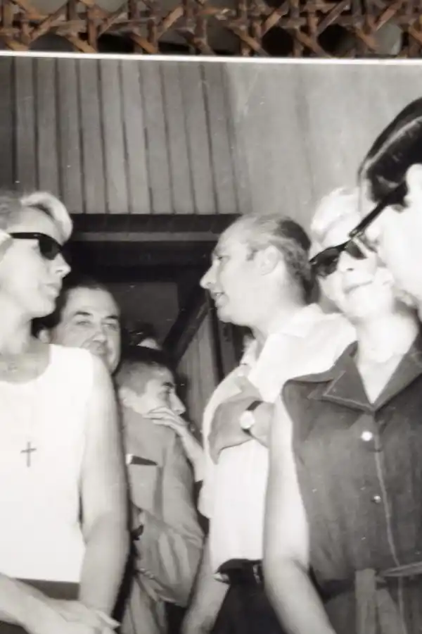 DE PASEO. Rosqvist y Wirth dejan el hotel en compañía de Juan Manuel Fangio para conocer Tucumán