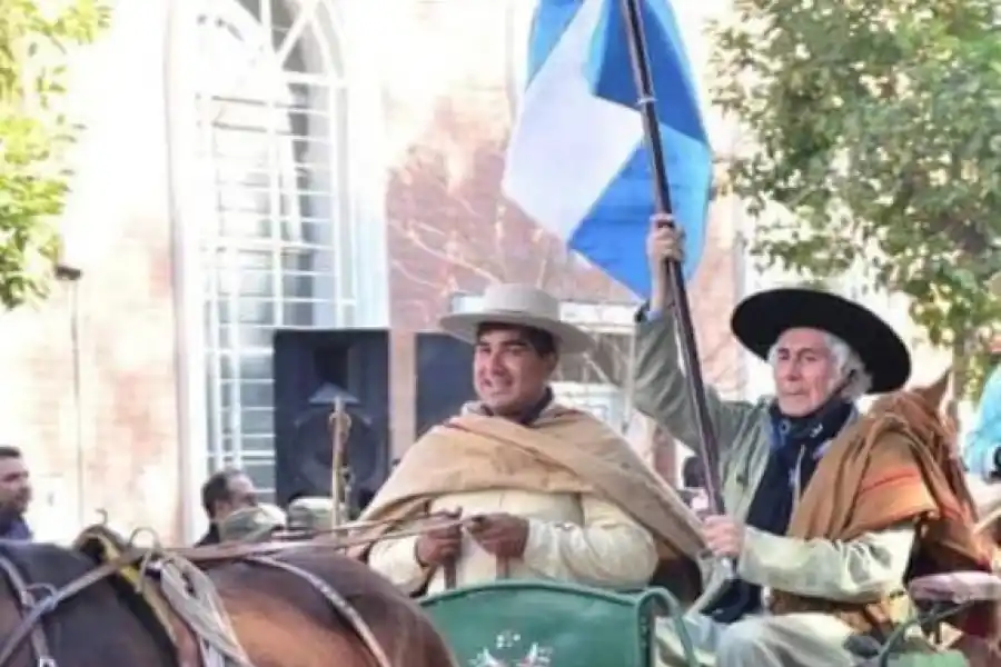 EN SULKY. Por problemas en la vista, este año desfiló en coche.