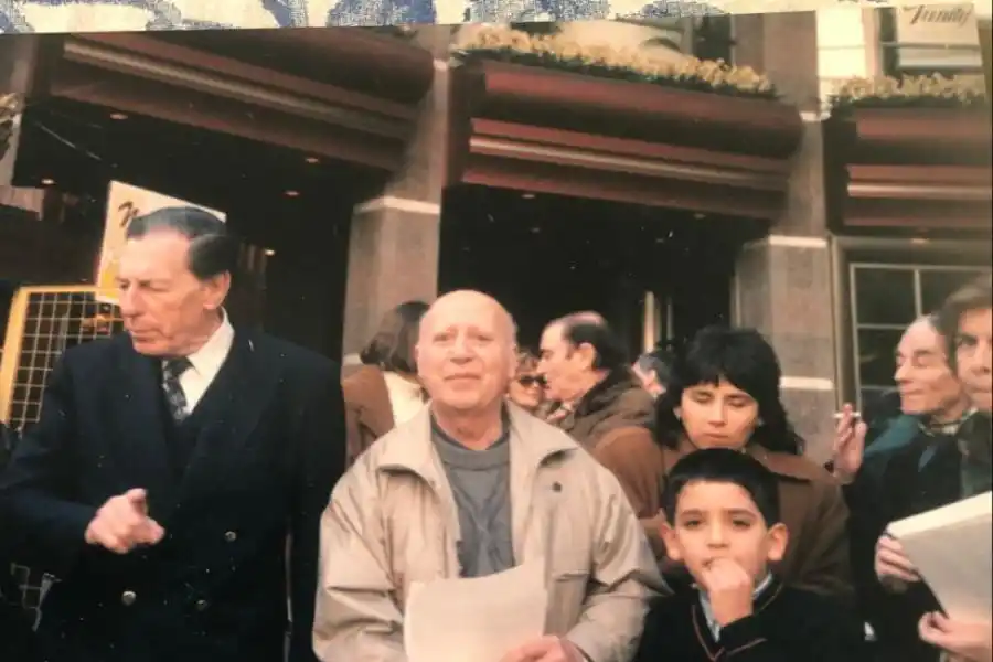 ABUELO Y NIETO. Fued Amín con Nicolás Iriarte, autor de este recuerdo.