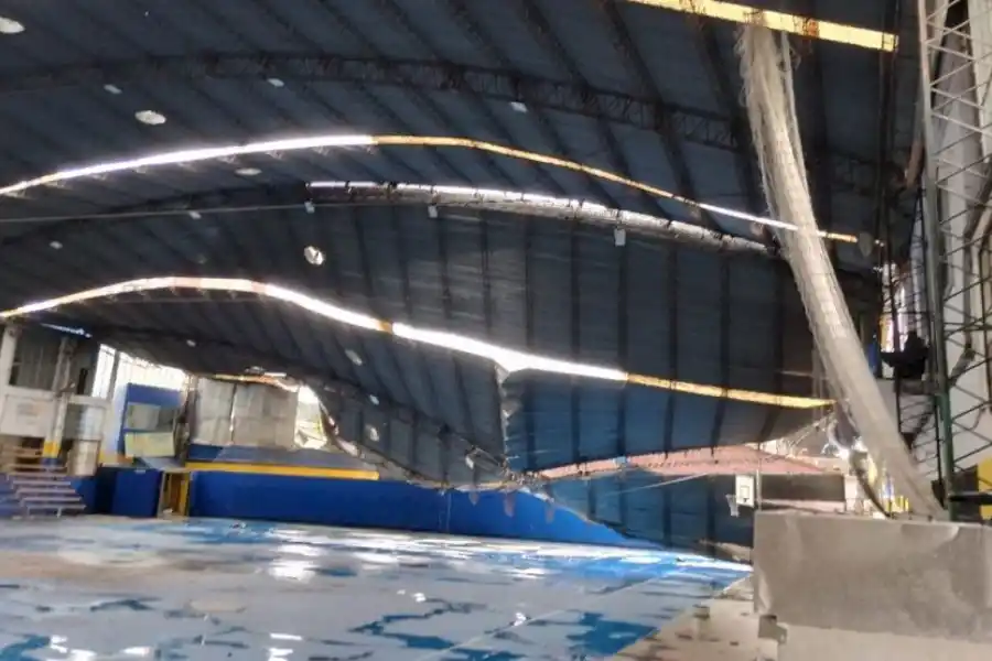 GRAVES DAÑOS. En Atlanta, se cayó el techo de uno de los gimnasios.