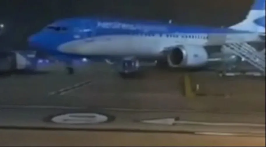 Fuerte temporal en Buenos Aires: el intenso viento movió a un avión en Aeroparque y provocó destrozos en la pista