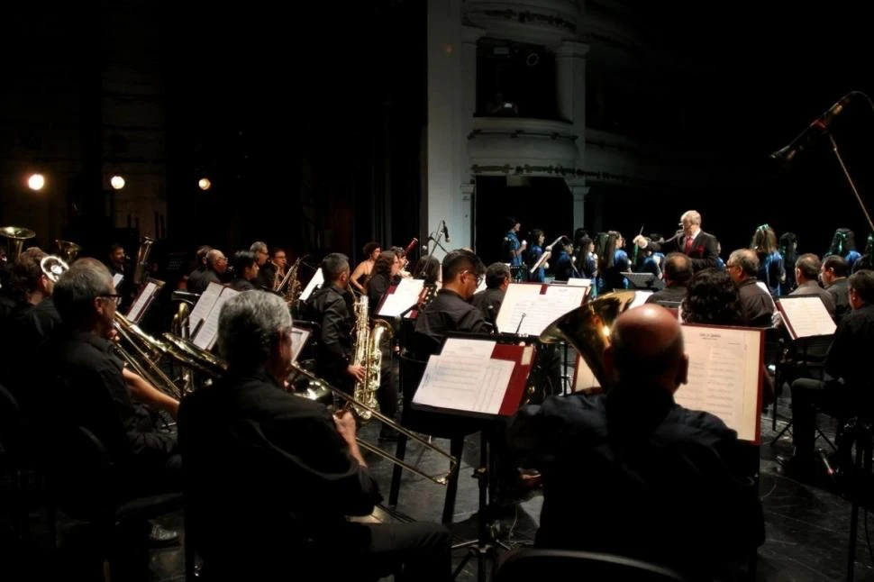 UN CONCIERTO DE NAVIDAD. La Banda Sinfónica, dirigida por Álvaro García, actuará con entrada gratis desde las 20 en el teatro San Martín. dfdfdfdfdfdfdfd