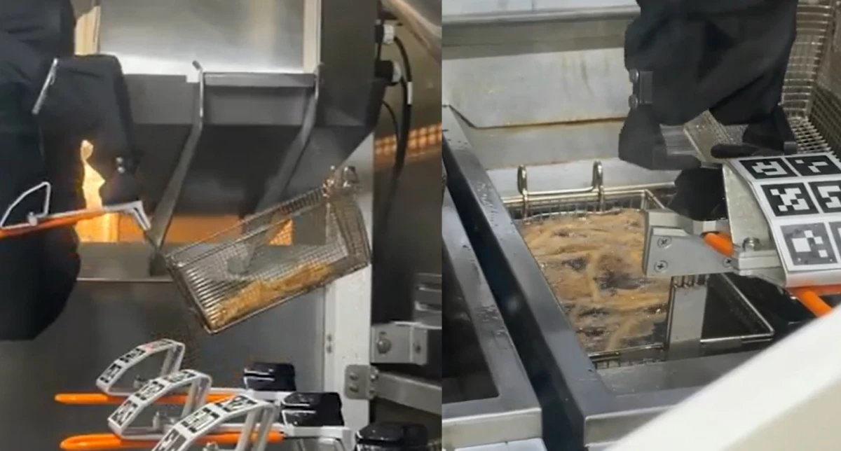 Un robot preparando papas fritas en el restaurante.