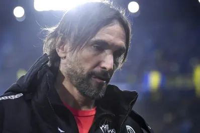 Se demora la llegada del DT elegido por Riquelme: ¿Cuáles problemas tiene?