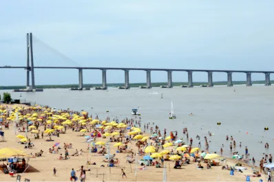 Vacaciones 2023/24: la asombrosa playa argentina seleccionada como una de las mejores del país