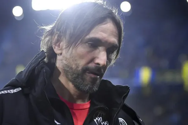 Se demora la llegada del DT elegido por Riquelme: ¿Cuáles problemas tiene?