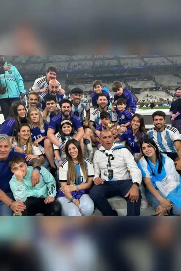 Lionel Messi publicó una serie de fotos inéditas con la Copa del Mundo en Qatar