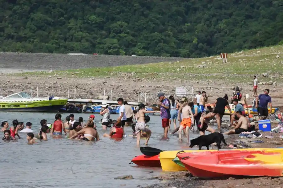 EN LA ORILLA. Algunos visitantes llevaron conservadoras con meriendas y bebidas frías. Otros completaron la salida en compañía de sus mascotas. 