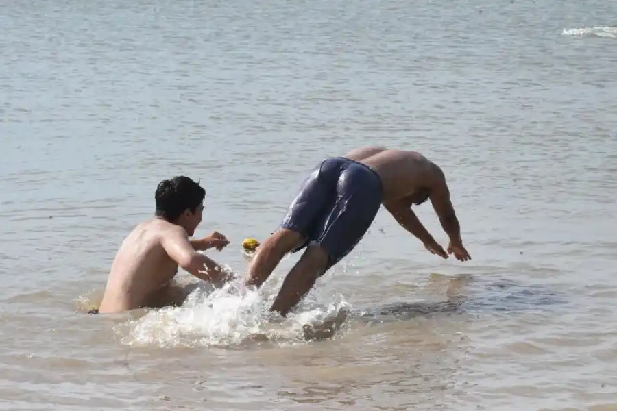 CHAPUZÓN. Tampoco faltaron las competencias, los juegos e inflables para los más pequeños. 