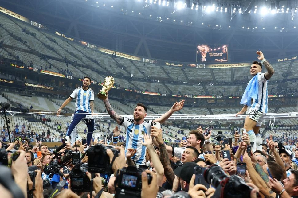 MOMENTO DE GLORIA. Messi con la Copa del Mundo, una imagen que quedará grabada a fuego en cada argentino. reuters (archivo)