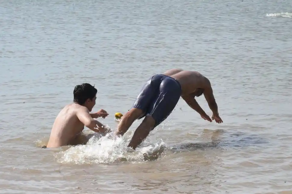 CHAPUZÓN. Tampoco faltaron las competencias, los juegos e inflables para los más pequeños. 